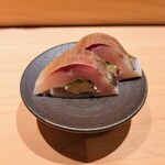 匠 進吾 - 酢〆の鯵にガリ、胡麻、ネギを挟んだ定番のおつまみ