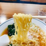 生駒軒 - ラーメン　麺リフト