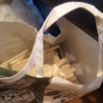 北澤倶楽部 一貫 - 割り箸が紙袋に入れられて，無造作に順番待ちのイスの端に置かれている