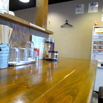 つけ麺　寅 - ゆったり目のカウンター席