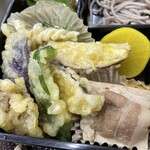 菫 - そば弁当の天ぷら(舞茸･ピーマン･薩摩芋x2･茄子)､の下にマカロニサラダ､肉豆腐､沢庵｡