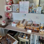 Miichan No Okashi Koubou - 店舗内。焼き菓子が並んでいました。店舗前の自動販売機(メレンゲちゃん)で、いつでも焼菓子を買うことができます。