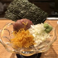 築地青空三代目 大名古屋ビルヂング店 - ネギトロと薬味を混ぜ、海苔で巻いていただく。可もなく不可もない。