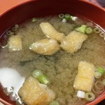 まぐろや - お揚げとわかめの味噌汁