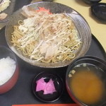 takoyakiizakayaegao - やきそば定食５００円。麺大盛り１００円増し。