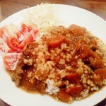 チャンプ亭 - 牛すじカレー500円（スープ、サラダ付き）