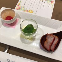 南園 - トマト&白キクラゲ、イカのハーブ和え、叉焼&シナモン大豆