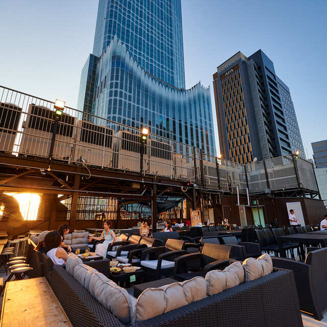 座席 : 手ぶらBBQ食べ放題×ハワイアンビアガーデン 天空グリル 新宿