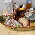 ツバメ食堂 - 伊勢海老と夜光貝、イラブチャーの刺身（食材は持ち上げ）