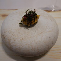 レミニセンス - 雲丹(橘水産1番札)、海苔を練り込んだ揚げ葛粉のチップ、茹でマイクロアマランサス&茹で百合根載せ