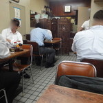 巴家 - 四人がけテーブルだけの店内