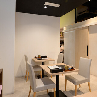 カウンター席とテーブル席のほかにテーブル個室も完備