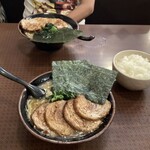 ヌードルハーツ - チャーシューメン+小ライス
            
            違うの頼めばイイのにまた一緒。
            
            コイメのアブラ。
            
            
            
