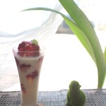 Blue Rose House Cafe - 苺豆乳フロート