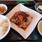 Tempu Jou - 蒸し鶏の四川ソースかけ850円。