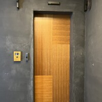 和牛中國菜 熊ノ花レ - 重厚な扉！新地のゴージャスなビル・アクア堂島フォンターナ1階の便利な立地。