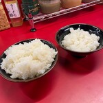 豚骨醤油ラーメン 王道家 - 左ライス大盛り　　右半ライス