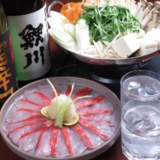 可品尝时令鲜鱼和蔬菜的火锅1人份约1,000日元起，价格实惠♪