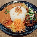 さんぽ屋 - 料理写真:スパイスカレーランチ ２種盛り (1,200円・税込)