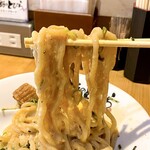 台湾まぜそば 禁断のとびら 池袋東口総本店 - 肉入り冷やし明太とろろまぜそばの麺