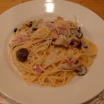 OSTERIA GIRASOLE - ベーコンときのこのクリームスパゲティ