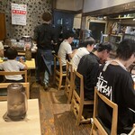 麺や おの食堂 - カウンター詰め詰めで座らされる