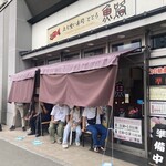 魚路 - 夏場でも多い！　行列の風景！