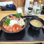 山芳亭 - 境港サーモン昆布締め丼1800円