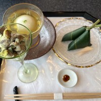 行楽庵 - 山芋と秋田産の潤菜のジュレ。笹の葉に巻いた笹の葉寿司は、穴子とマス。手前のは、キノコやきゅうりのピーナッツソース和えのような感じだが、説明をちゃんと聞いていなかったので何か分からず。でも美味しかった。