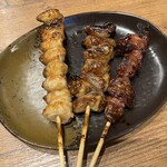 三代目 鳥メロ  - レバー串（タレ） 、ハツ串（タレ）、ぼんじり串（タレ）