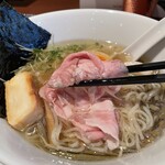 酒肴場 屯 - 低温調理のカタロースチャーシューは繊細なスープに合わせて極薄スライス