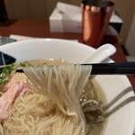 酒肴場 屯 - 全粒粉入りの麺は風味も食感も抜群