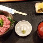 Uotora - 生本まぐろ大・中トロスキミ丼