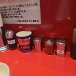 ラーメン二郎 - 豊富な味変アイテム！