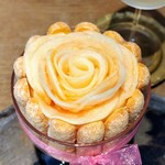 ラトリエ ア マ ファソン - ■旬の桃で作ったシャルロット仕立てのグラスデザート
            　　薔薇のパルフェとフランボワーズのソルベ入り