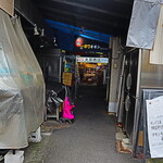 丸萬商店 - お店は奥にあります