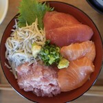 Toshihiko - しらす・サーモン・ネギトロ・マグロ丼　1900円