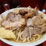 ラーメン二郎 - デフォでボリューム満点のブタ！