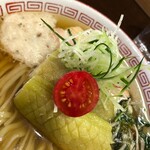 らあめん サンド - 大根ときゅうりの千切り、モロヘイヤのあえもの、梅トロロが絶妙！鶏胸チャーシューと鶏モモ肉も入ってます。