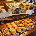 ブーランジェリーブルディガラ - 店内のパン