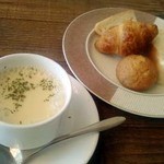 SUZU CAFE - ランチ：冷たいコーンスープとパン
