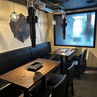 The interior of the store is monochrome and stylish. The spacious table seats can also reserved for private use.