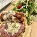 Blue Rose House Cafe - お惣菜ワッフル（ハムチーズ＆トマトビーンズ）