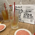 Okinawa Sakaba Junimaru - さんぴん茶（左）とシークワーサージュース（右）