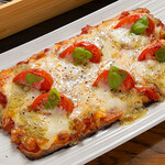Bar Mamma mia! - 【アメーラトマト使用】特製トマトソースが美味！マルゲリータ風ピザ