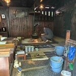 嘉門次小屋 - せっせと岩魚焼き