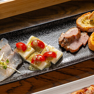 We have a full menu of snacks, including [tapas] with excellent value for money♪