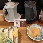 富士喜 - ソースは甘辛の2種類。あとは塩でもいけます。付け合わせの大根の薄切りの漬物も甘酸っぱくて美味しい。
