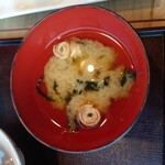 鮮魚・釜飯 ヒカリ屋 - お椀の縁が剥げているのはわびしい