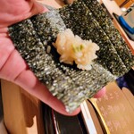 寿し道 桜田 - できたばかりのシャリを海苔に乗せて、ピンぼけ御免